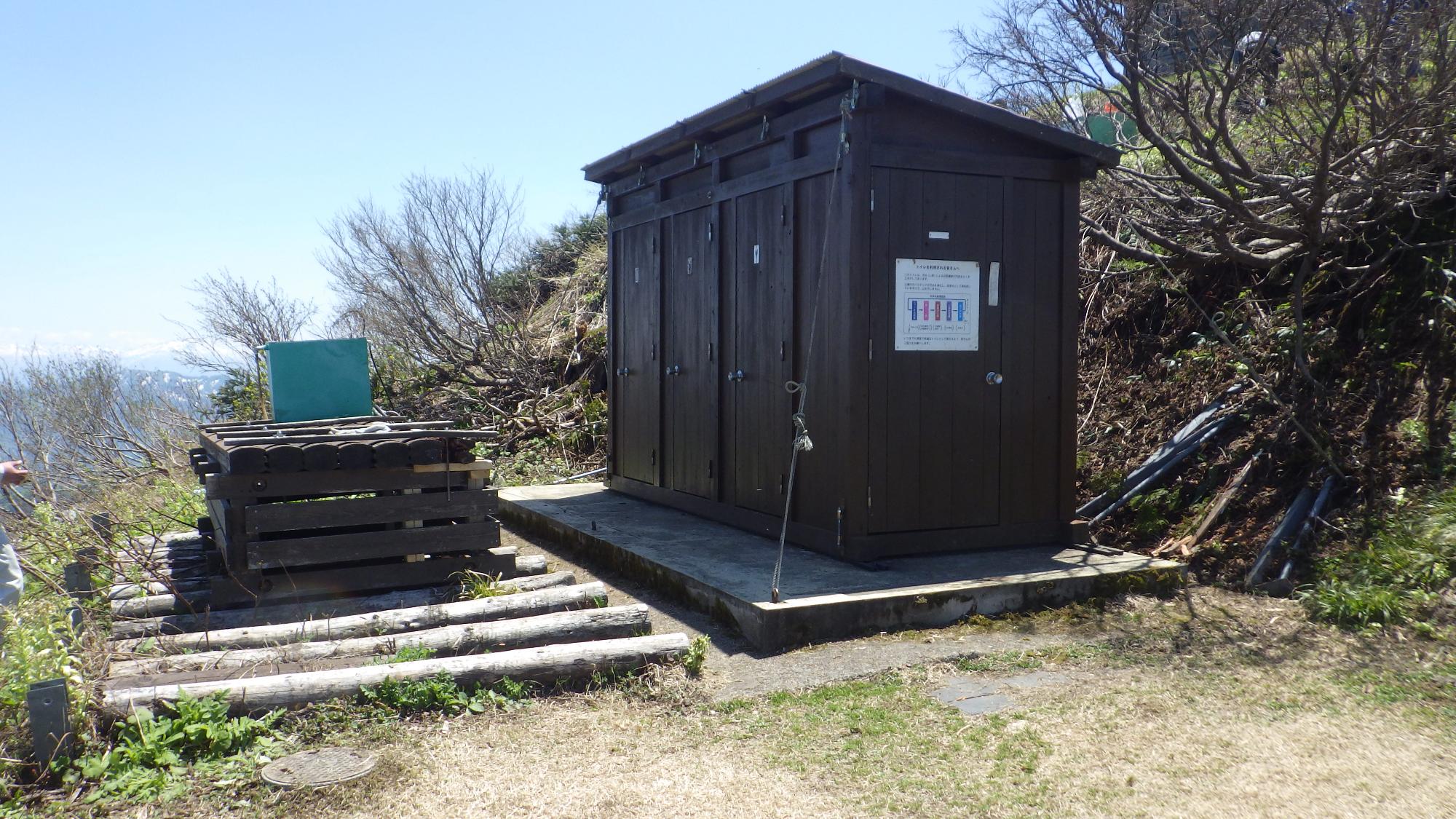 写真：3室ある米山山頂の組み立て式トイレ棟