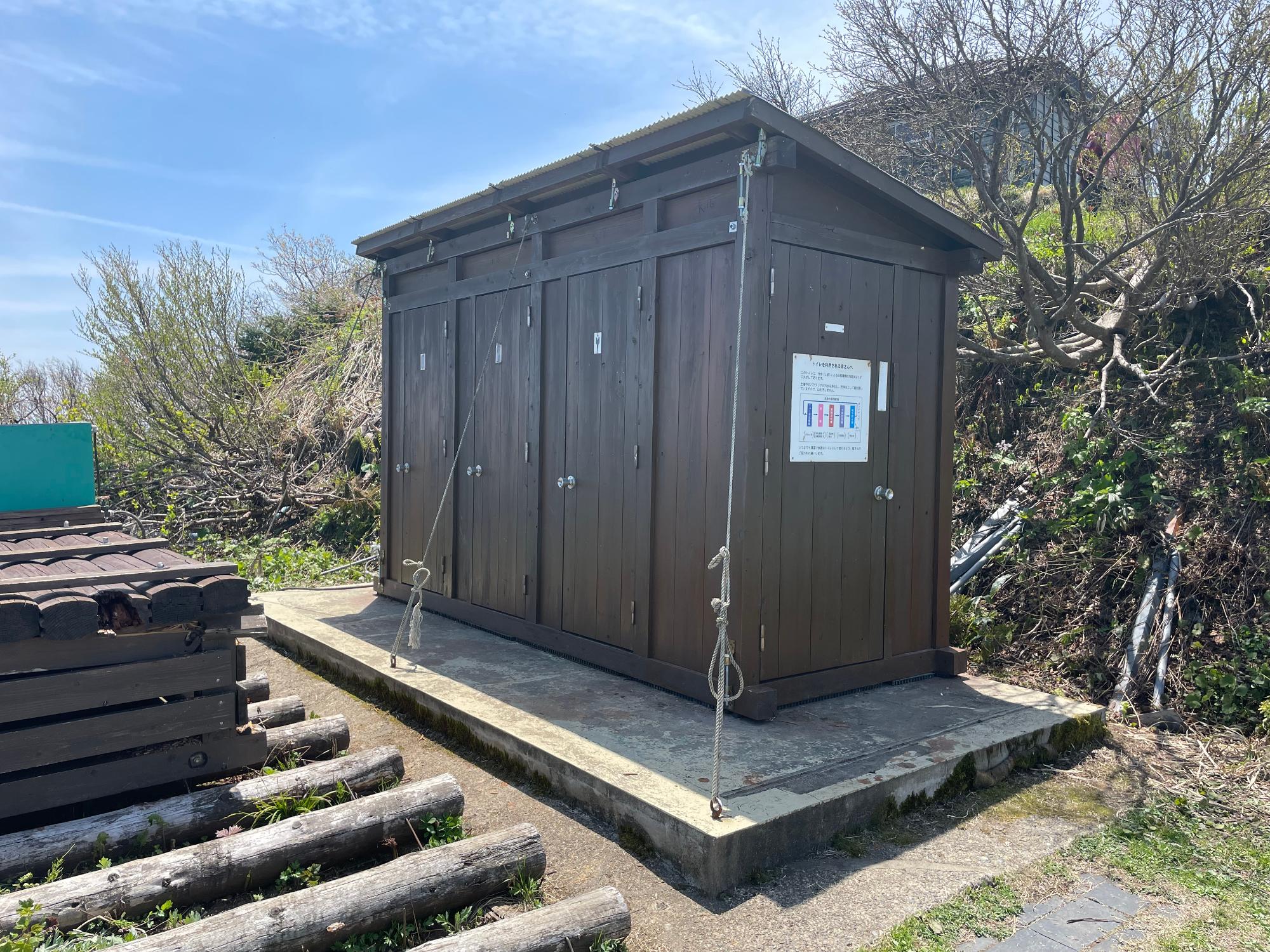 米山山頂トイレ解体前の画像