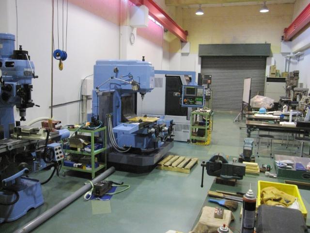 工作機械が3台ほど並んでいる機械工作室内の写真