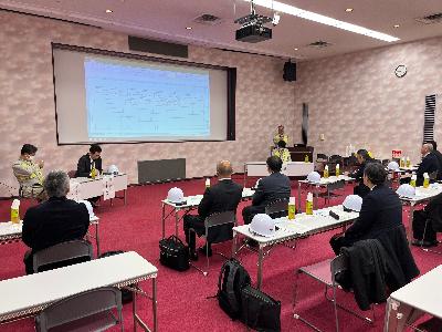 日本原子力発電株式会社が勉強会構成員へ説明をしています。