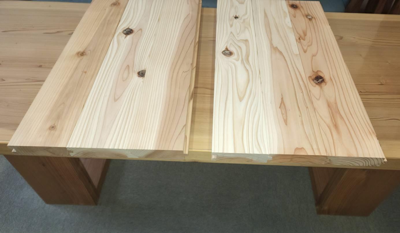 写真：柏崎産杉材で制作した2種類のフローリング材。どちらも木目がきれいに揃い、見た目には違いが判りません。