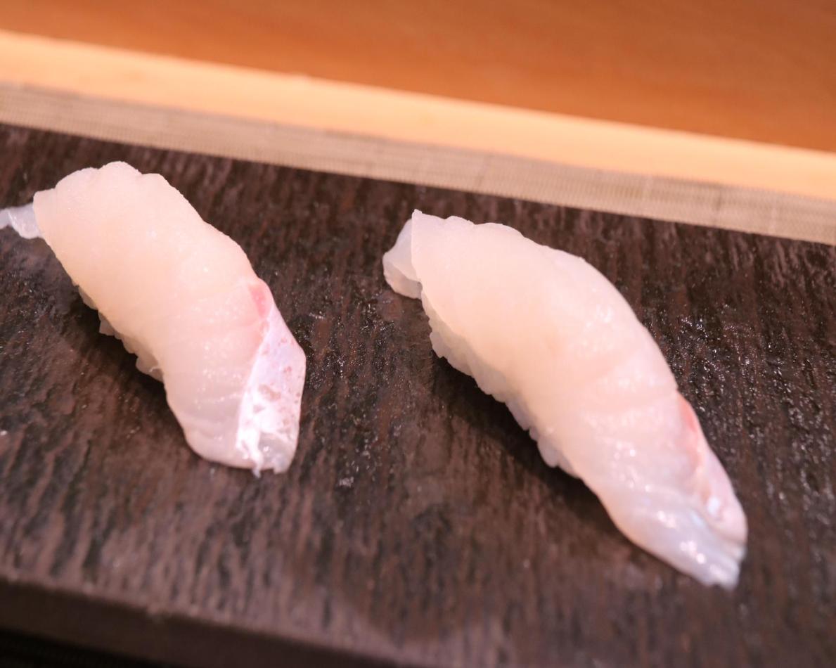 写真：艶々としたアラの握り