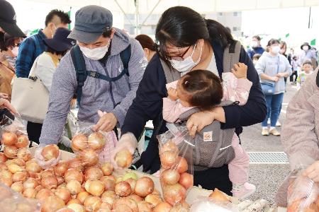 写真：たまねぎ詰め放題