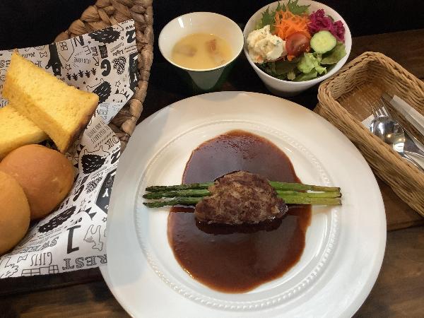 ビストロクーマカッツのモッチモチのかぼちゃパンとアスパラ巻きハンバーグセット、冷製カボチャスープ付きです。アスパラを丸々一本使い、ハンバーグを巻き付けています。かぼちゃパンとサラダ、冷製カボチャスープがついています。