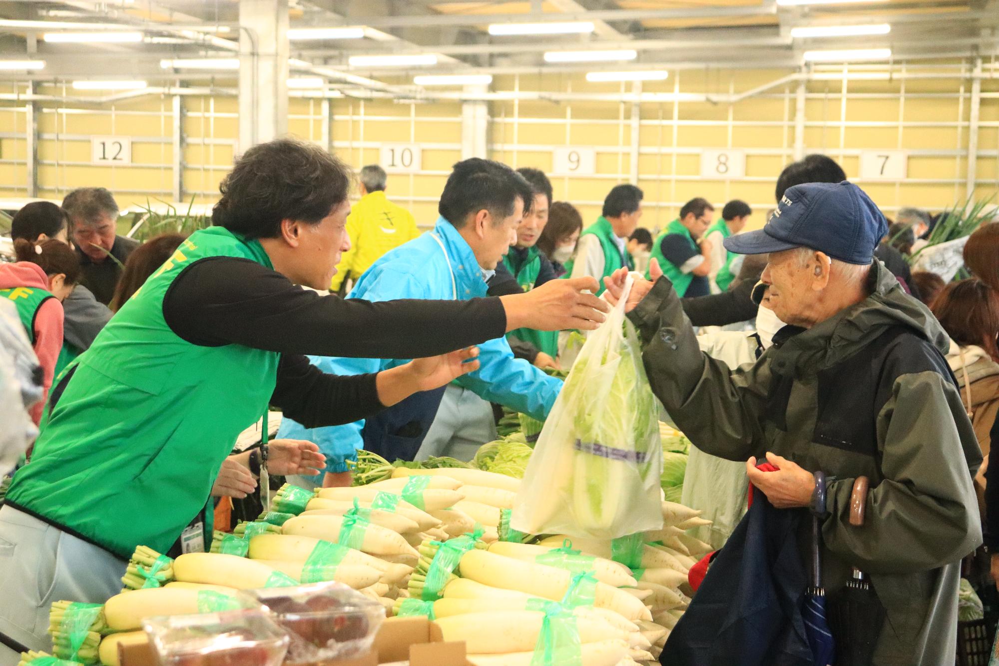 写真：昨年の秋の収穫祭の様子。大根などの野菜が山積みです。