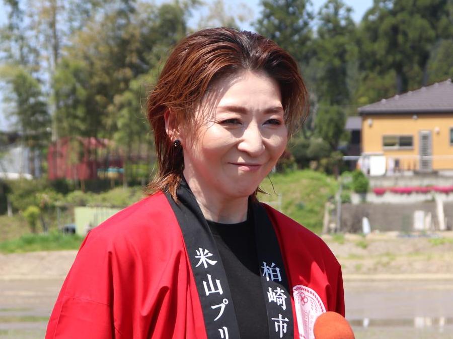 写真：米山プリンセスアンバサダーの越乃リュウさん。笑顔でインタビューに答えています。