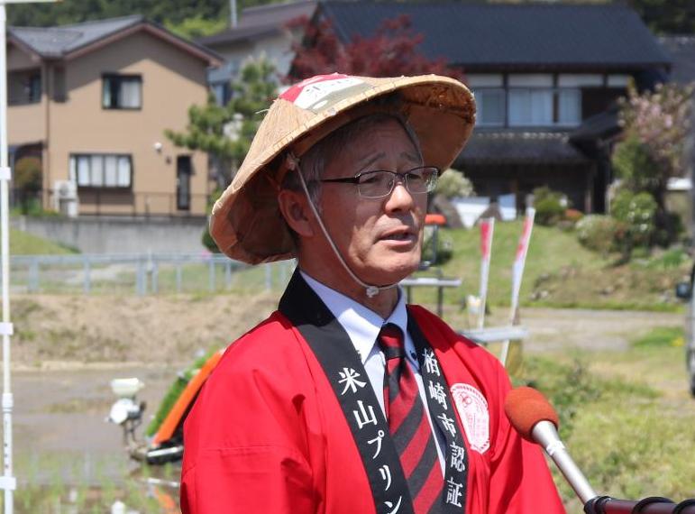 写真：すげ笠をかぶり、コメントする櫻井市長