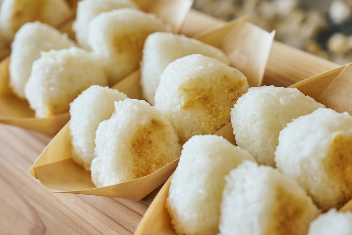 写真：米山プリンセスを使用したおにぎりが並んでいます。焼き目が付けられています。