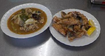 写真：盛りつけられたさばの味噌煮（左）、さばの竜田揚げ（右）