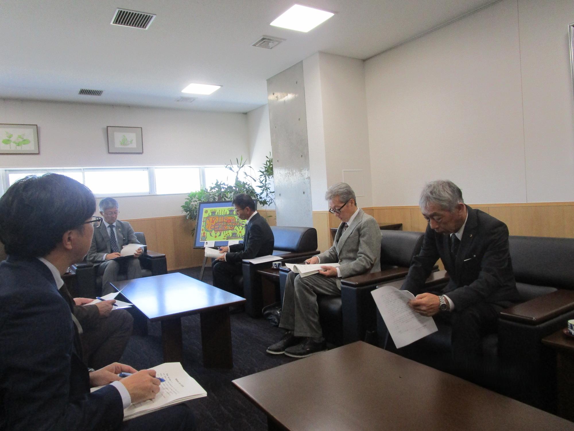 写真：市長応接室で、櫻井市長と意見交換する協議会の会長ら役員