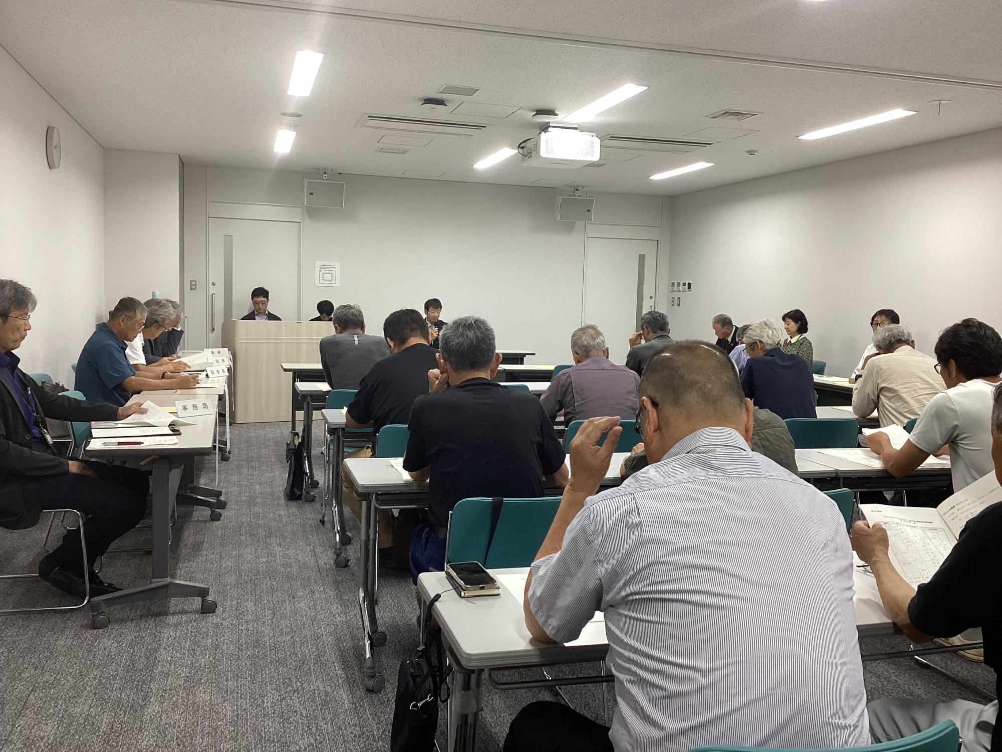 写真：市役所会議室で行われた総会の様子