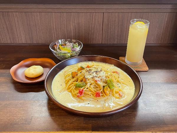 アンジェロのみそかれークリームパスタの写真です。セットでサラダとフォカッチャとドリンクがついています。