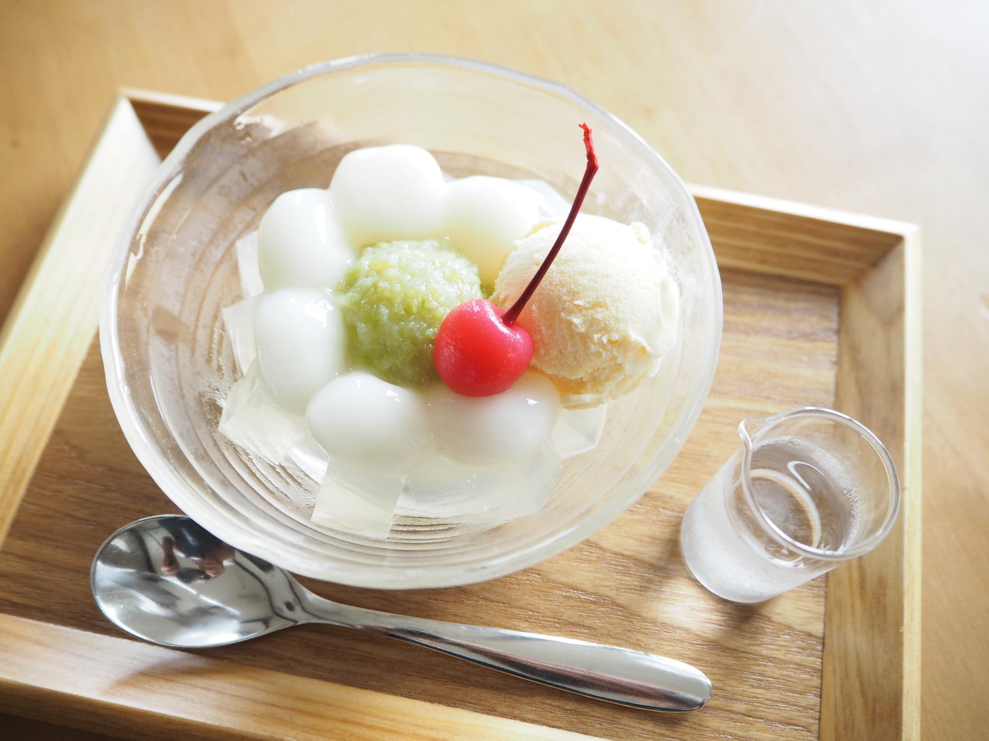 写真：枝豆で作ったずんだあんに白玉団子、バニラアイスが盛りつけられたあんみつ