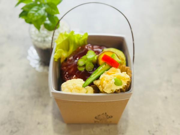 カフェフレーズの柏崎カフェ丼、かぼちゃハンバーグアスパラ添えです。バケツ型の容器にごはんと、別トレーにかぼちゃハンバーグ、アスパラ、その他付け合わせの野菜等が盛り付けられています。