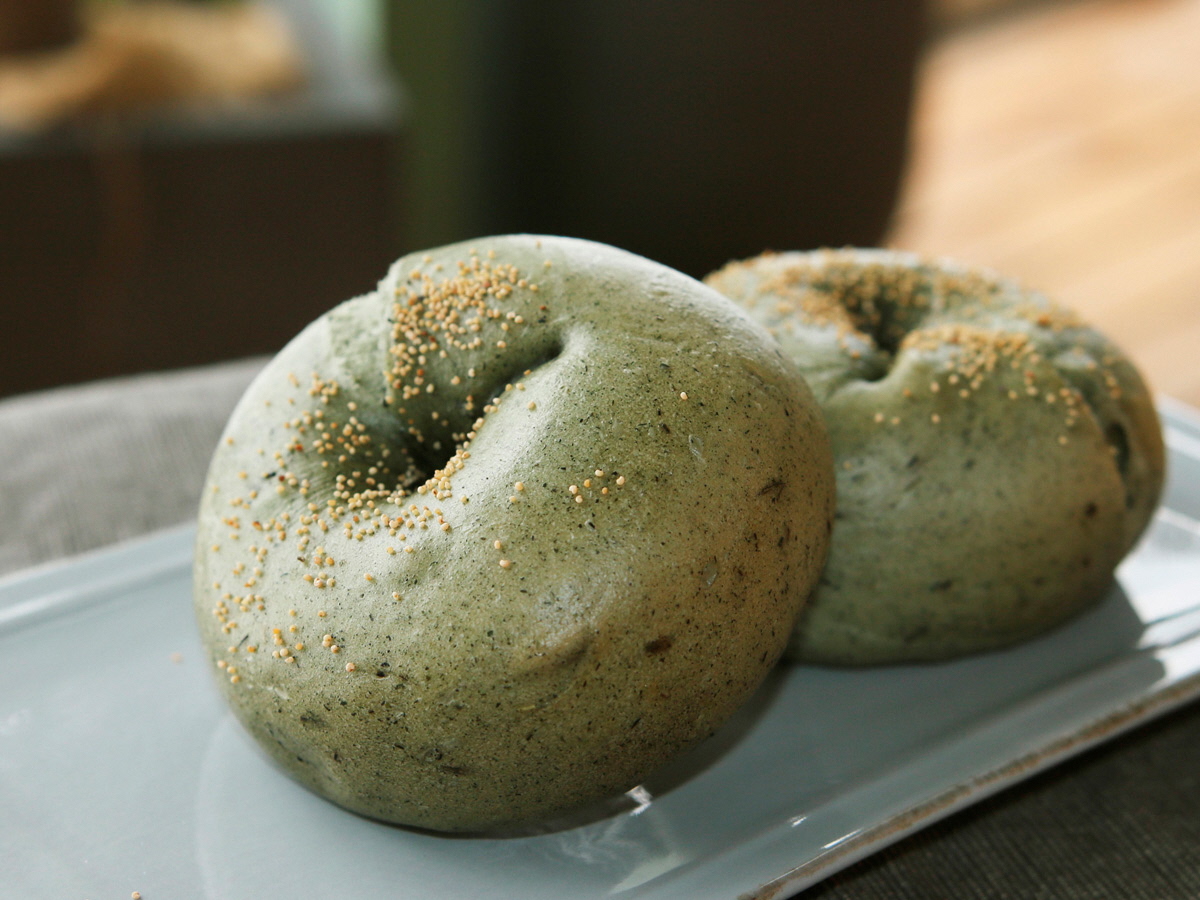 写真：高柳よもぎつぶあんベーグル