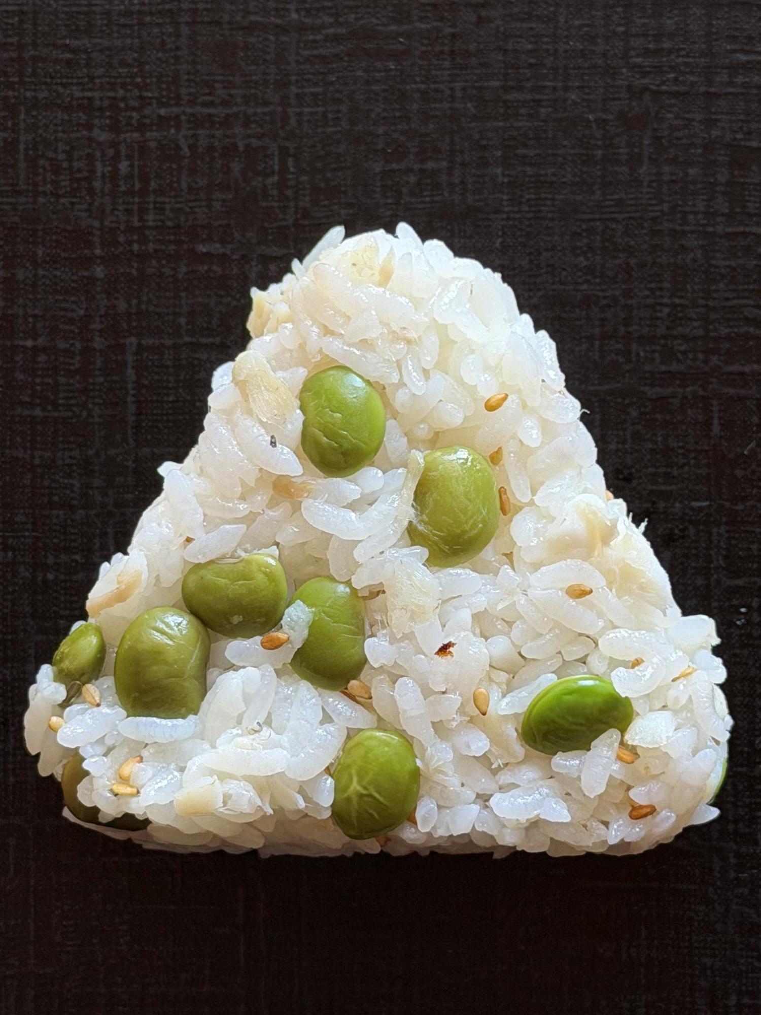 写真：柏崎産枝豆と柏崎産真サバを混ぜ込んだ三角形のおにぎり