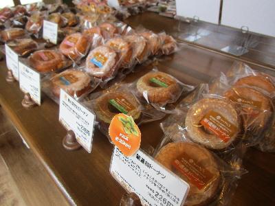 写真：柏崎産食材を使用した新道柿ドーナツなどが並んでいます。