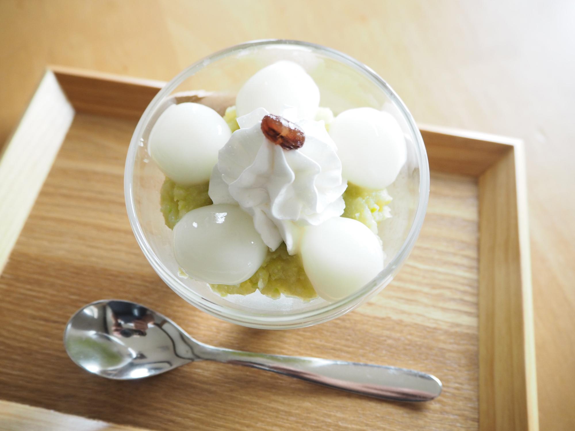 写真：枝豆のずんだあんの上に、白玉と生クリームがのっています。