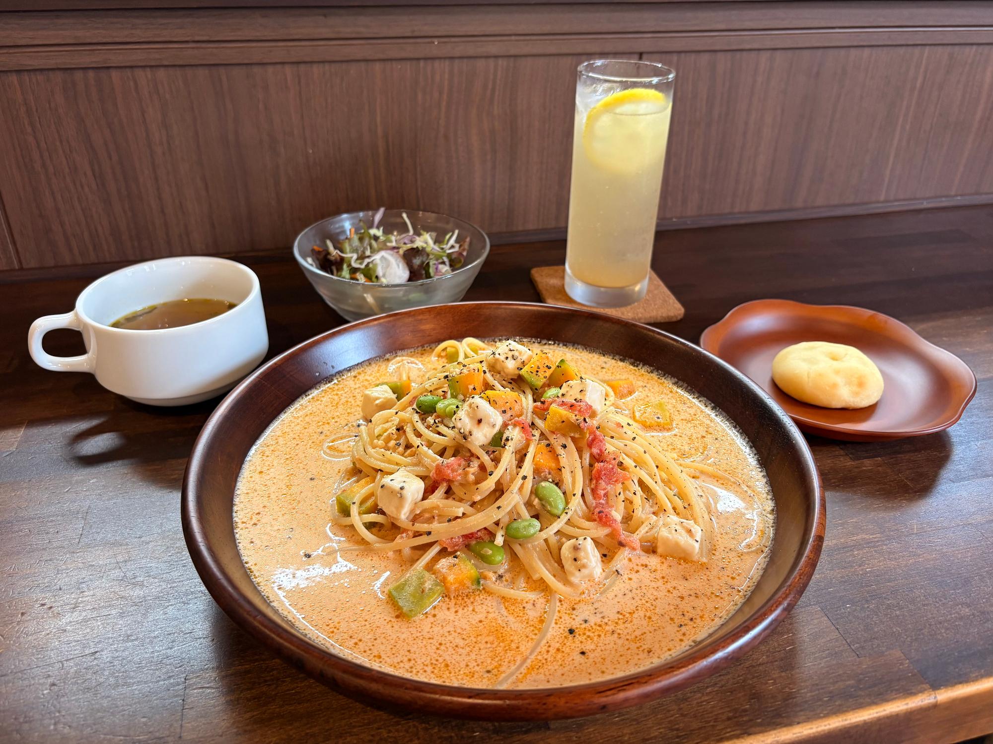 写真：枝豆とかぼちゃの味噌漬パスタのセット。フォカッチャ、ドリンク、サラダ、スープがついています