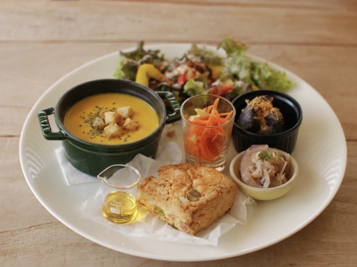 写真：枝豆とチーズのスコーン、カボチャの冷製ポタージュ、数種の野菜の付け合わせが彩鮮やかです。