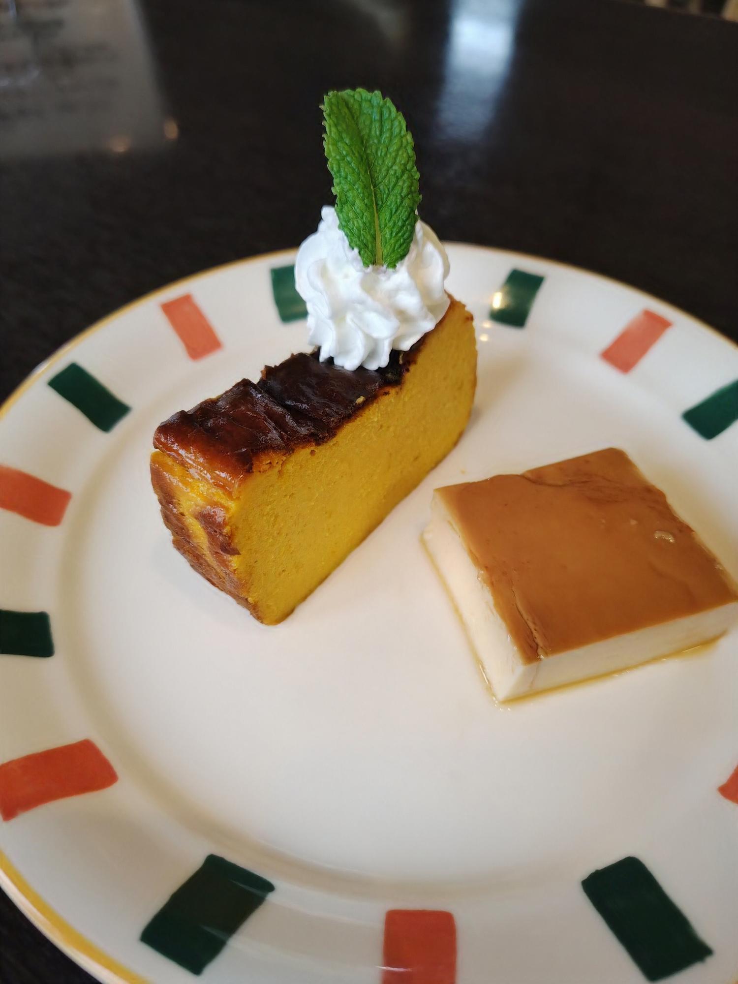 写真：かぼちゃのチーズケーキ。上に生クリームが絞られています。