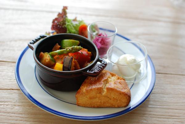 イーリーカフェの地産地消野菜のカボナータと米粉スコーンプレートです。