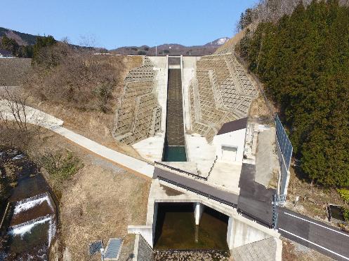 写真：市野新田ダムの放流設備。ダムから放流された水が、鵜川に流れていく様子