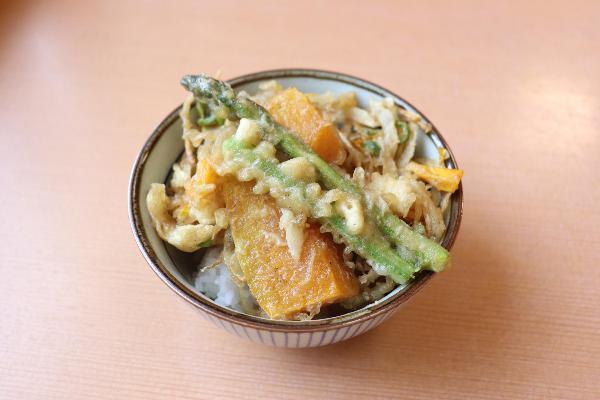 叶屋の米粉ひやむぎランチの天丼です。ランチセットについてくるごはんと天ぷらは天丼に変更が可能です。