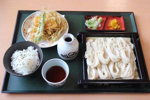 そば工房叶屋の米粉ひやむぎランチです。米粉ひやむぎと、黒ごまのかかったご飯と、てんぷらの盛り合わせにはアスパラとかぼちゃとかきあげが入っています。