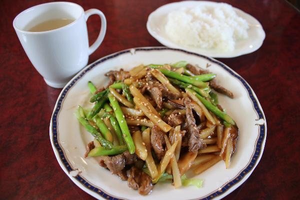 キッチンカルガモのアスパラと牛肉の中華風炒めです。ご飯とスープがセットで付きます。