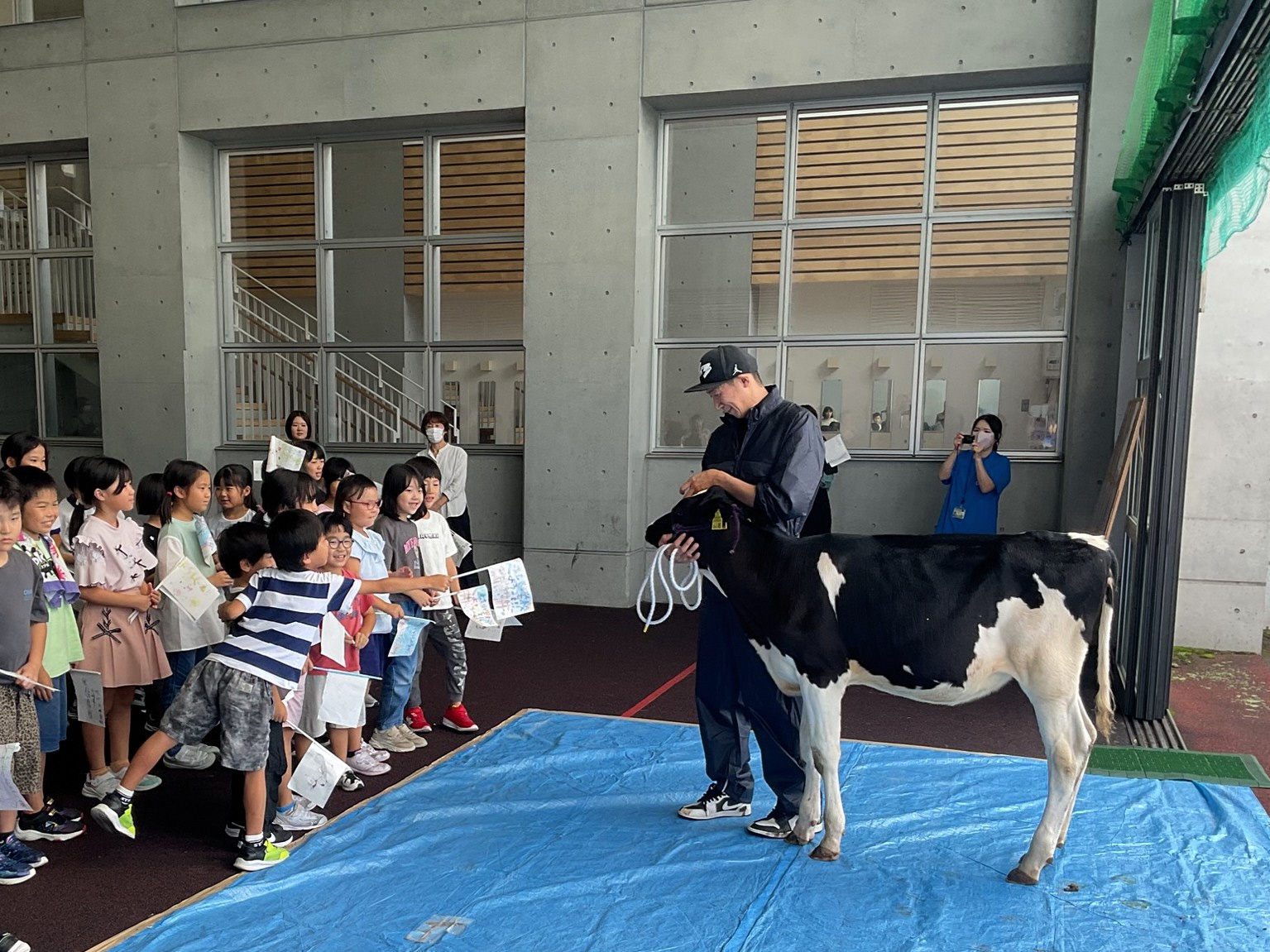 写真：小学生に牛のことを説明する江部さん