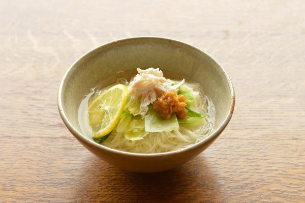 越後みそ西のレモン麹生姜みそ漬を使った料理の盛り付けイメージ写真です。そうめんにレモンとキャベツと鶏ささみとレモン麴生姜みそ漬をトッピングしています。