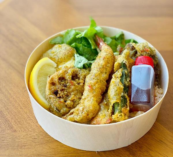 ノーエンドの夏野菜レモン天丼です。ご飯の上にえび、アスパラ、レンコン、かぼちゃなどの天ぷらにレモンと天つゆが添えられています。
