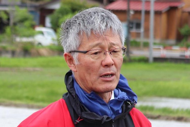 写真：コメントする櫻井市長