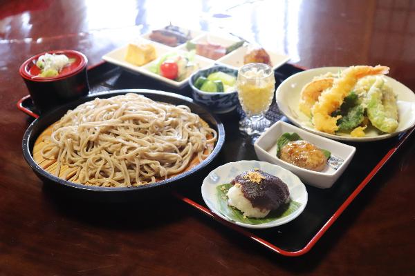 そば処清流庵の野菜天ぷらそば彩りセットです。そば、天ぷら盛り合わせ、おはぎの他小鉢が5種類程度ついています。