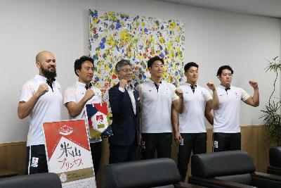 左から棚村選手、塩田監督、櫻井市長、鈴木選手、稲葉選手、新田選手の順で並び、米山プリンセスを持って記念撮影をしました。