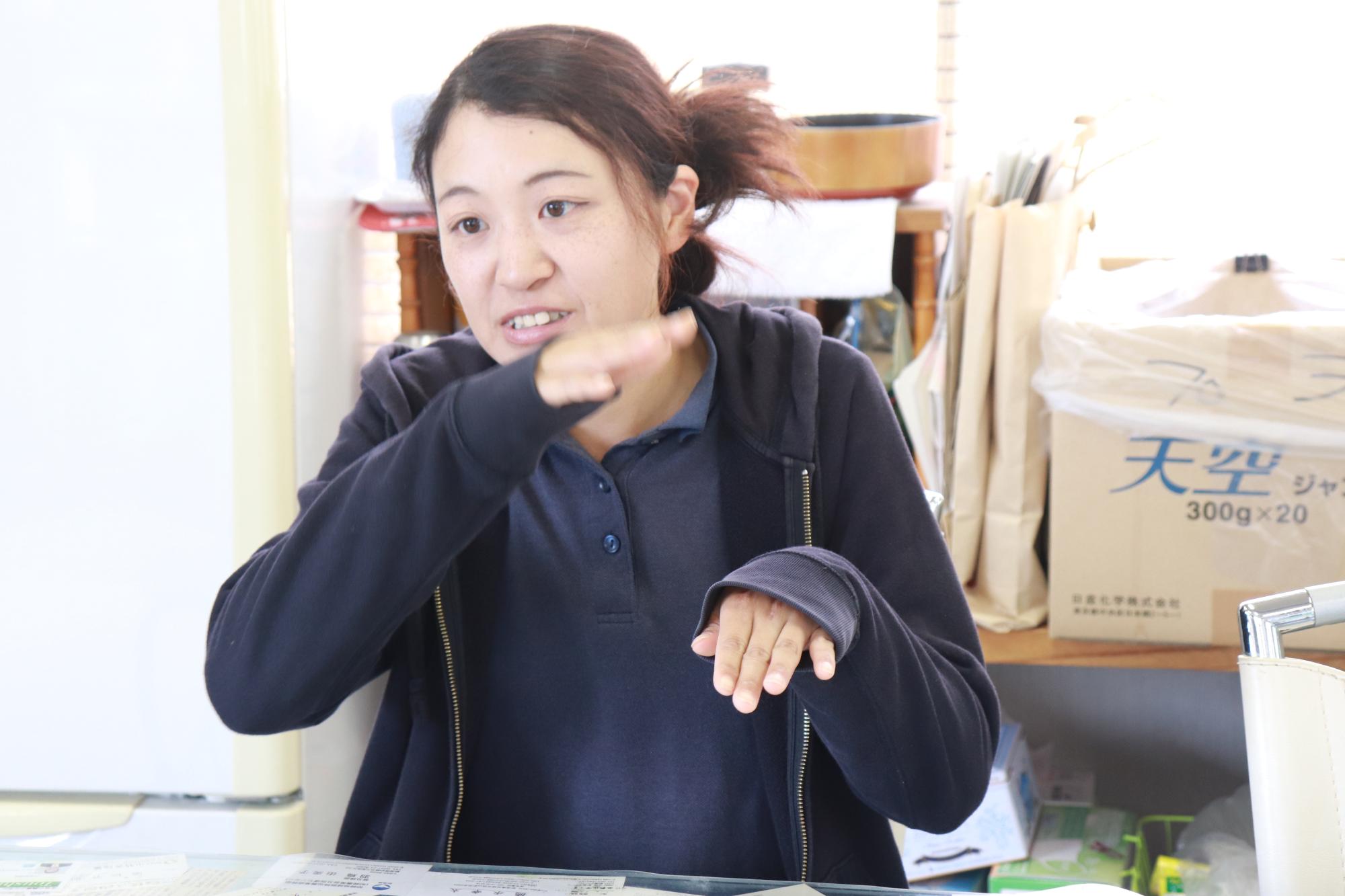 写真：取材を受けている真貝さん