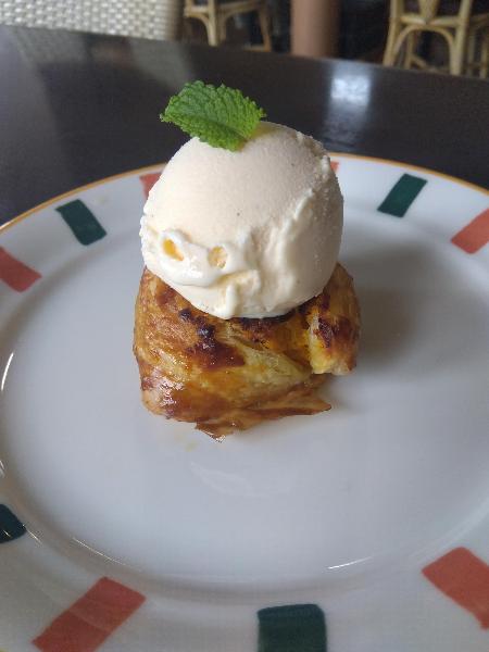 だいにんぐきっちんとう菜の焼きたてパンプキンパイとバニラアイスです。