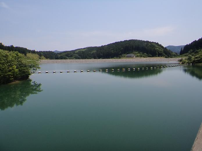緑の木々とダム湖がきれいな後谷ダム湖と堤体を撮影した写真