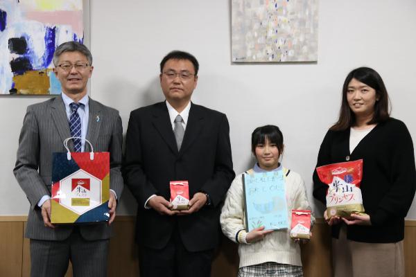 左から櫻井市長、株式会社田村農産の三上さん、米山さん、米山さんのお母さん