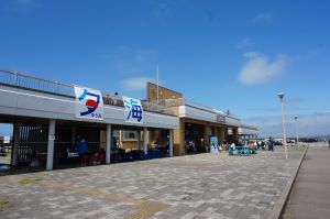 写真：柏崎港観光交流センター夕海の外観。1階建ての建物で、屋上の展望台から日本海を眺めることができます