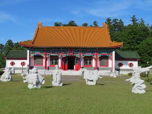 施設内の中国の伝統的な宮廷建築の風格を表現している「西遊館」と「石彫像」の様子です。