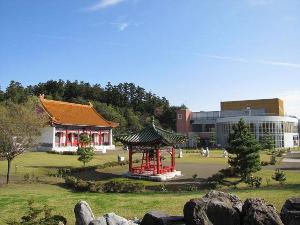 施設内の中国風庭園「西游園」と「西山ふるさと館」の様子です。
