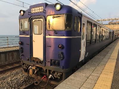 越乃Shu＊Kuraの外観です。青と白の列車です。