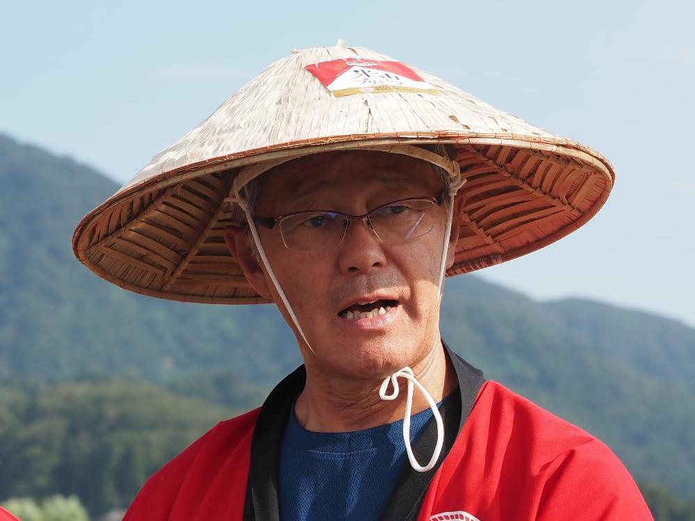 写真：菅笠をかぶりコメントする櫻井市長