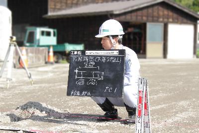 写真：建設現場で施工検査中の木戸さん