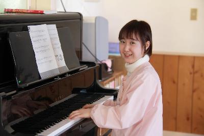 写真：保育室のピアノを弾く伊藤さん