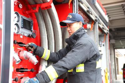 写真：消防車両の点検をする山田さん