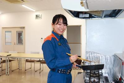 写真：西分署のキッチンで昼食の調理をする渡部さん