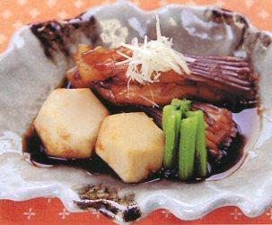 里芋の入った煮魚の写真